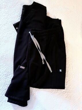 Women’s figs scrub set in black. Xxlp